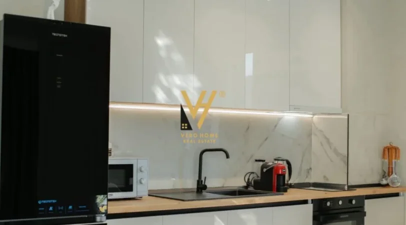 Tirane, jepet me qera apartament 1+1+Ballkon Kati 7, 70 m² 800 € (KOMUNA E PARISIT)