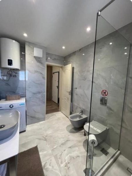 Tirane, jepet me qera 1+1 Kati 4, 67 m² 1.000 € (BULEVARDI ZOGU I PARE)