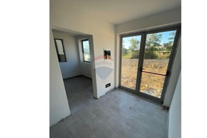 Tirane, jepet me qera magazine , 2.500 m² 4.000 € (Vore)