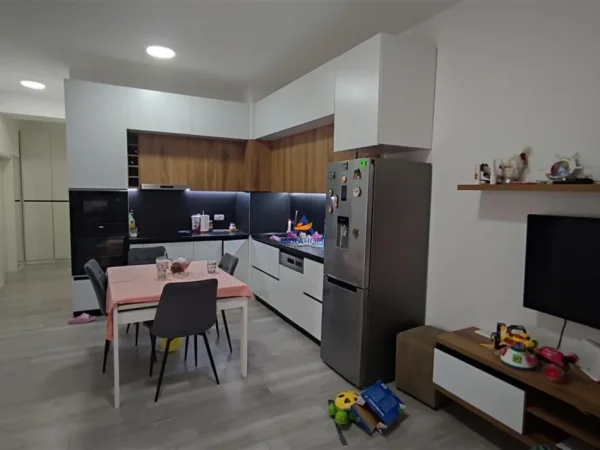 Tirane, shitet apartament 2+1+Ballkon Kati 3, 99 m² 170.000 € (⁠ALI DEM, KOMPLEKSI MANGALEMI)
