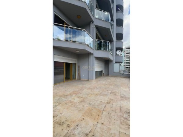 Tirane, jepet me qera zyre Kati 3, 217 m² 3.000 € (ISH BLLOK)