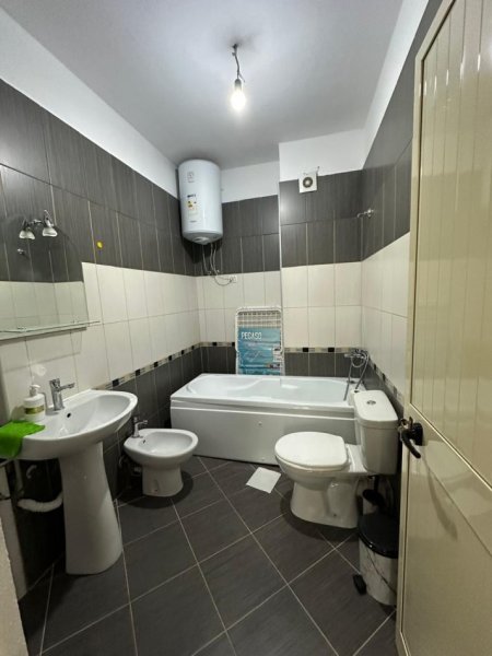 Tirane, jepet me qera apartament 2+1+Ballkon Kati 5, 110 m² 800 € (Kompleksi Panorama/Shkolla e Mesme Harry Fultz)