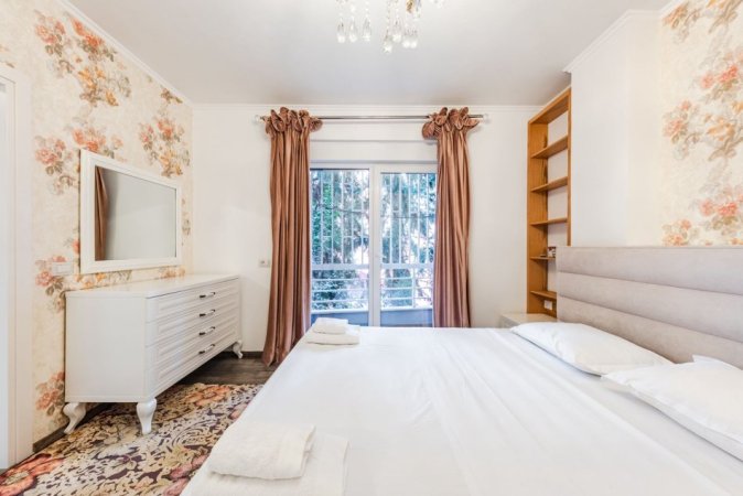 Tirane, jepet me qera apartament Kati 1, 114 m² 900 € (liqeni i thate)