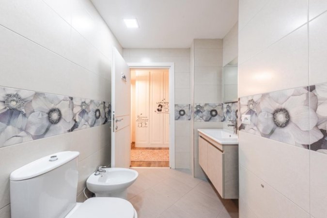 Tirane, jepet me qera apartament Kati 1, 114 m² 900 € (liqeni i thate)