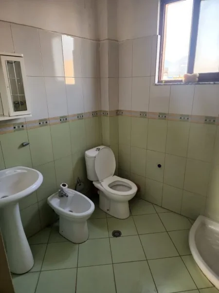 Tirane, shes apartament 1+1+Ballkon Kati 3, 77 m² 123.000 € (Yzberisht)