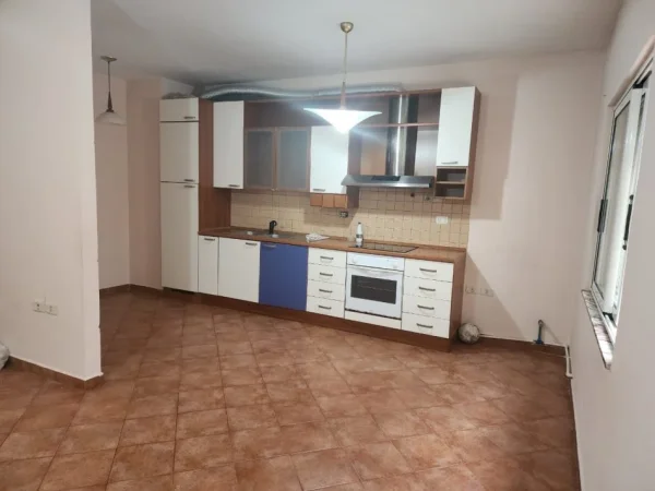 Tirane, shitet apartament 1+1 Kati 2, 59 m² 160.000 € (komuna e parisit)