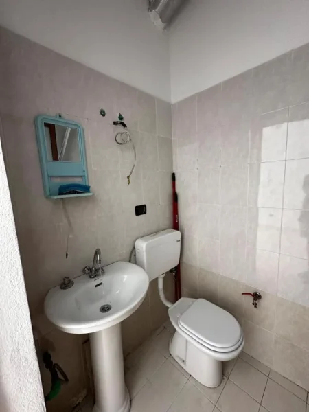 Durres, jepet me qera dyqan , 21 m² 200 € (prane stadiumit)