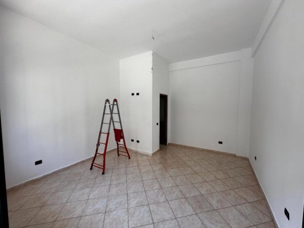 Durres, jepet me qera dyqan , 21 m² 200 € (prane stadiumit)