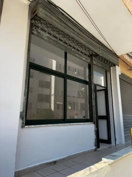 Durres, jepet me qera dyqan , 21 m² 200 € (prane stadiumit)