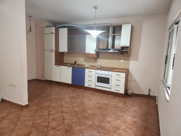 Tirane, shitet apartament 2+1+Aneks+Ballkon Kati 2, 145 m² 320.000 € (komuna e parisit)