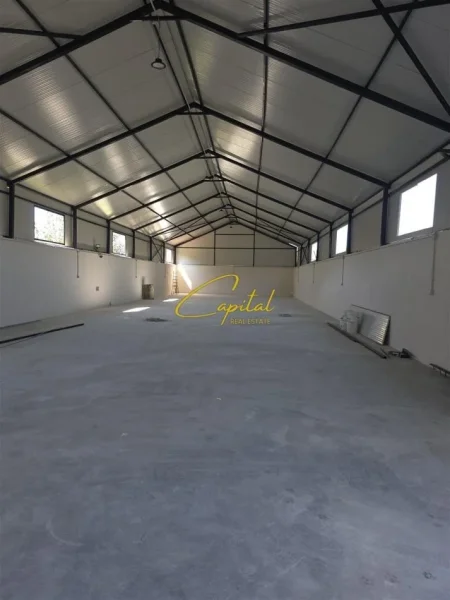 Tirane, jepet me qera magazine Kati 0, 350 m² 1.000 € (PEZE HELMES)