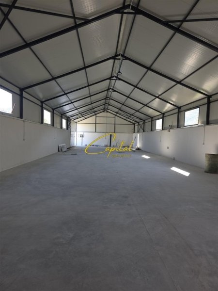 Tirane, jepet me qera magazine Kati 0, 350 m² 1.000 € (PEZE HELMES)