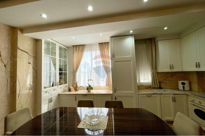 Tirane, jepet me qera apartament 2+1+Ballkon Kati 5, 120 m² 950 € 