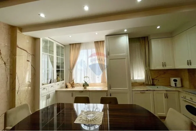 Tirane, jepet me qera apartament 2+1+Ballkon Kati 5, 120 m² 950 € 