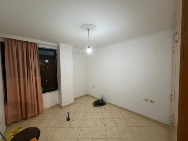 Tirane, jepet me qera 1+1 Kati 8, 400 € 