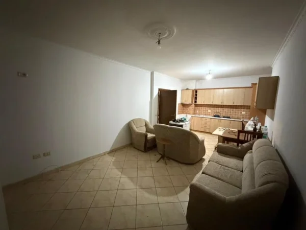 Tirane, jepet me qera 1+1 Kati 8, 400 € 