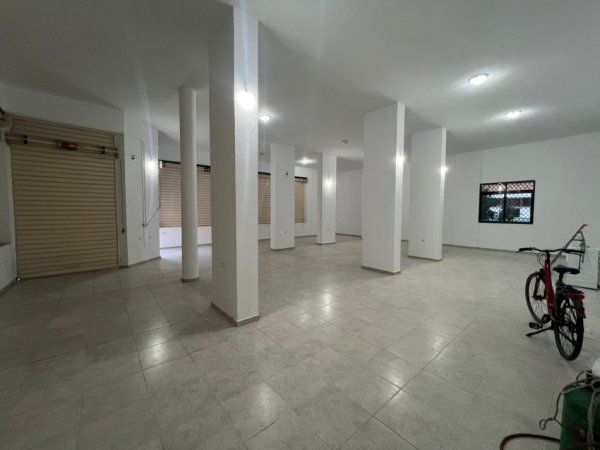 Tirane, jepet me qera magazine , 160 m² 1.300 € (Xhamllik)