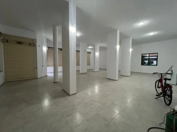 Tirane, jepet me qera magazine , 160 m² 1.300 € (Xhamllik)