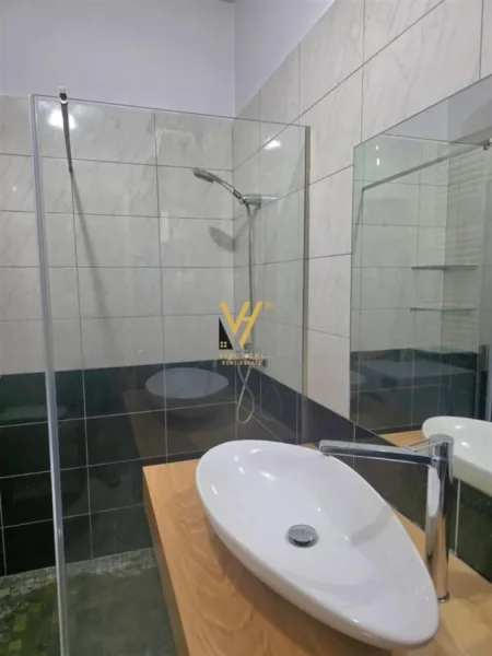 Tirane, jepet me qera apartament 1+1+Ballkon Kati 3, 75 m² 600 € (LIQENI I THATE)
