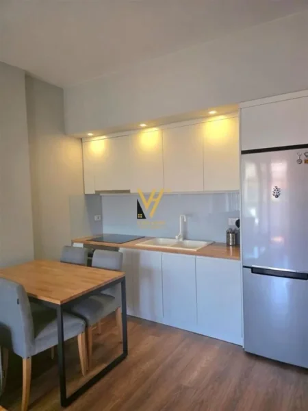Tirane, jepet me qera apartament 1+1+Ballkon Kati 3, 75 m² 600 € (LIQENI I THATE)