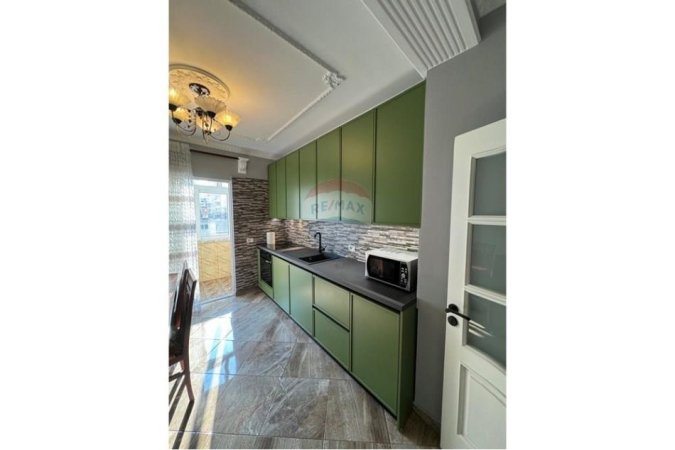 Tirane, jepet me qera apartament 2+1 , 95 m² 950 € (Blloku)