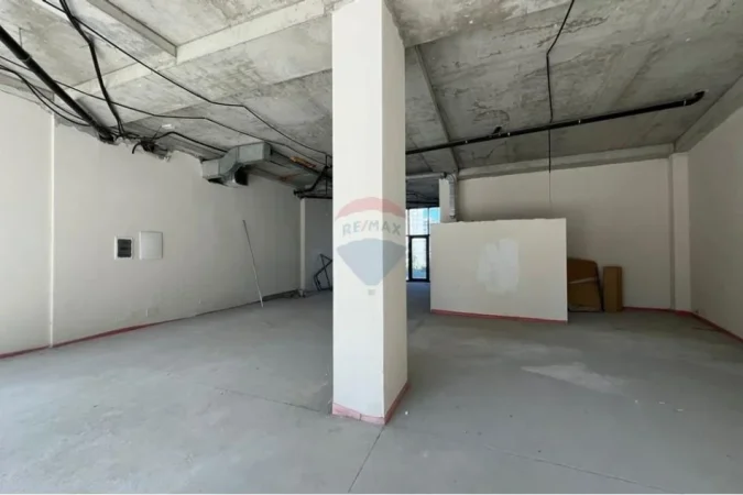 Tirane, jepet me qera dyqan , 166 m² 4.150 € (Lake View)