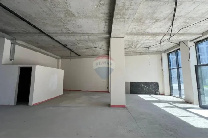 Tirane, jepet me qera dyqan , 166 m² 4.150 € (Lake View)