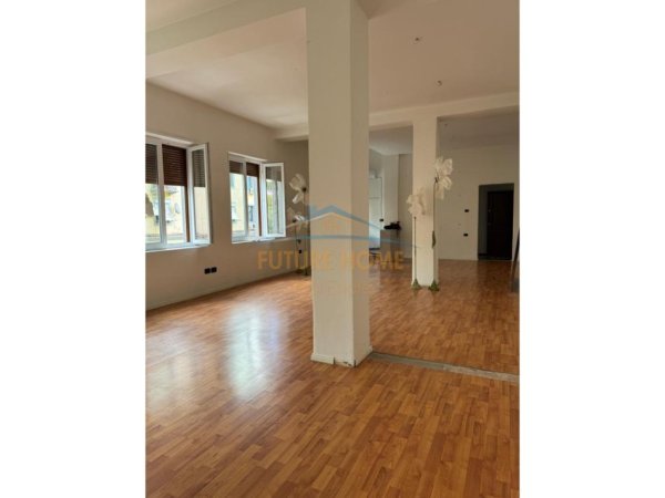 Tirane, jepet me qera zyre Kati 3, 21 m² 800 € (Rruga Vaso Pasha, Bllok, Tiranë!)