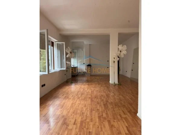Tirane, jepet me qera zyre Kati 3, 21 m² 800 € (Rruga Vaso Pasha, Bllok, Tiranë!)