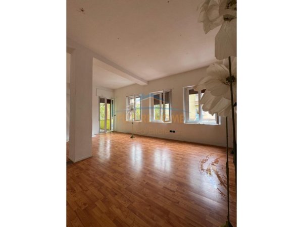 Tirane, jepet me qera zyre Kati 3, 21 m² 800 € (Rruga Vaso Pasha, Bllok, Tiranë!)