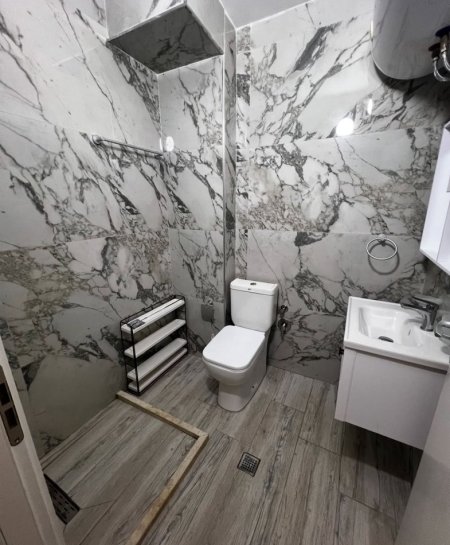 Durres, jepet me qera apartament 1+1+Ballkon , 3.200 € (shkembi i Kavajes)