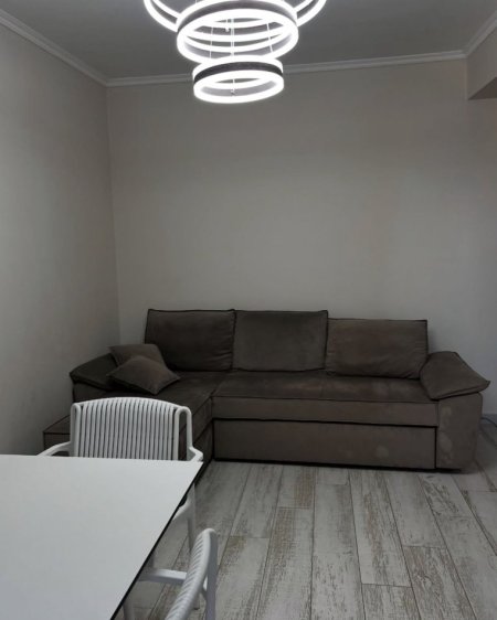 Durres, jepet me qera apartament 1+1+Ballkon , 3.200 € (shkembi i Kavajes)