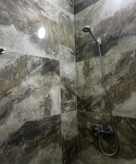 Durres, jepet me qera apartament 1+1+Ballkon , 3.200 € (shkembi i Kavajes)