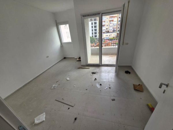 Tirane, shitet apartament 1+1 Kati 3, 73 m² 196.000 € (Pazari i Ri)