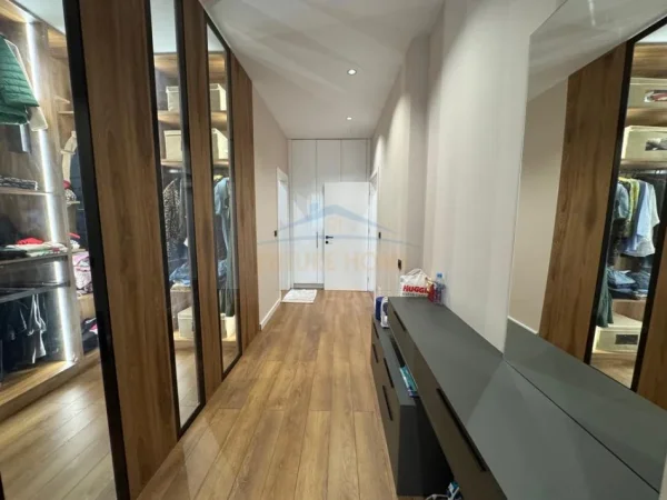 Tirane, shitet apartament 2+1+Ballkon Kati 2, 107 m² 180.000 € (Rruga Dajtit)