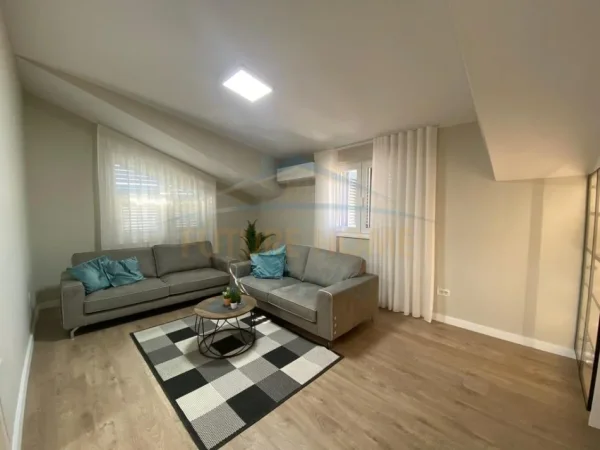 Tirane, jepet me qera apartament 2+1+Ballkon Kati 3, 110 m² 1.000 € (Rruga Mustafa Demiri, Ish Tregu ElektrIk)
