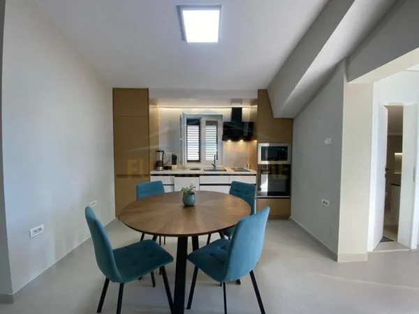 Tirane, jepet me qera apartament 2+1+Ballkon Kati 3, 110 m² 1.000 € (Rruga Mustafa Demiri, Ish Tregu ElektrIk)
