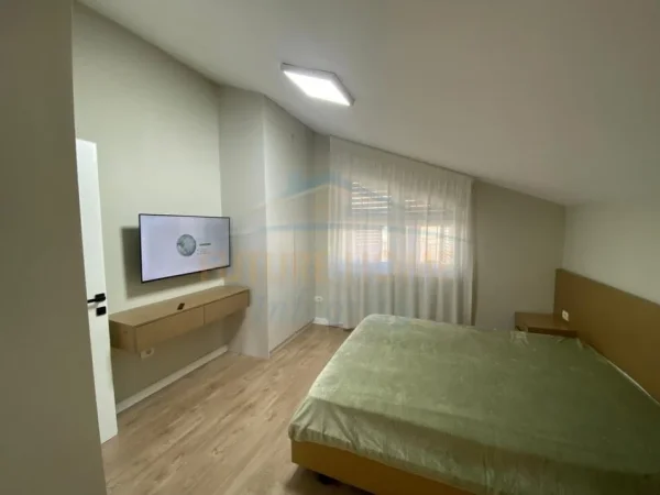 Tirane, jepet me qera apartament 2+1+Ballkon Kati 3, 110 m² 1.000 € (Rruga Mustafa Demiri, Ish Tregu ElektrIk)