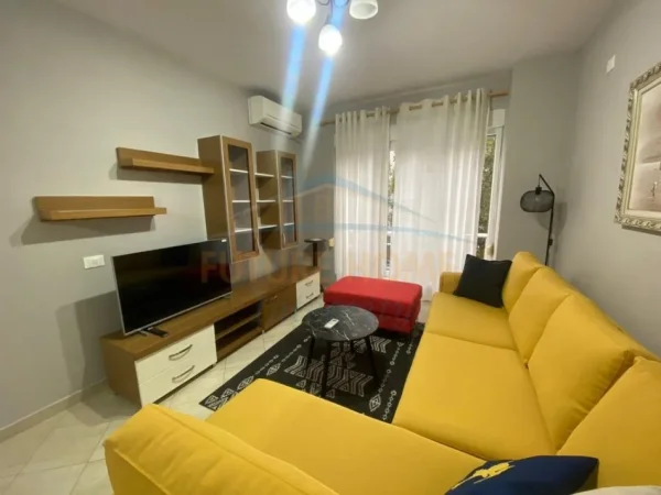 Tirane, jepet me qera apartament 2+1 Kati 2, 80 m² 750 € (21 Dhjetori , Kompleksi Kontakt)