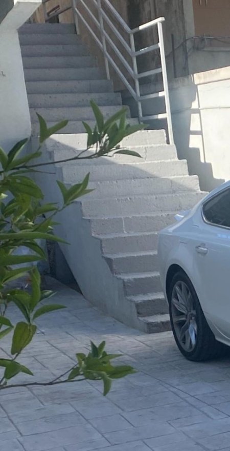 Tirane, jepet me qera garazh | post parkimi 1+1 Kati 2, 155 m² 