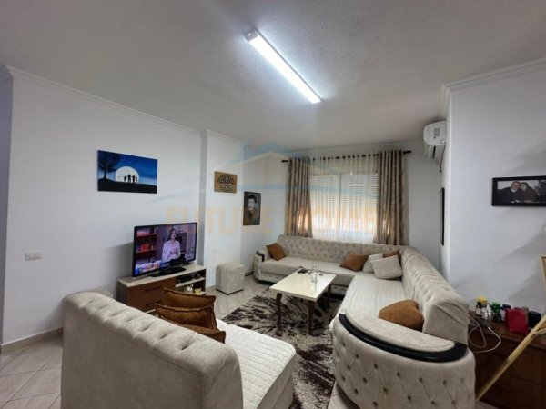 Tirane, shitet apartament 2+1+Ballkon Kati 8, 107 m² 198.000 € (Stacioni I trenit)