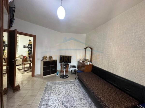 Tirane, shitet apartament 2+1+Ballkon Kati 8, 107 m² 198.000 € (Stacioni I trenit)