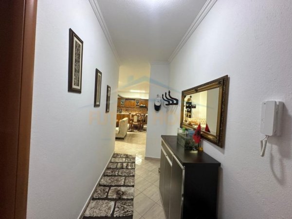 Tirane, shitet apartament 2+1+Ballkon Kati 8, 107 m² 198.000 € (Stacioni I trenit)