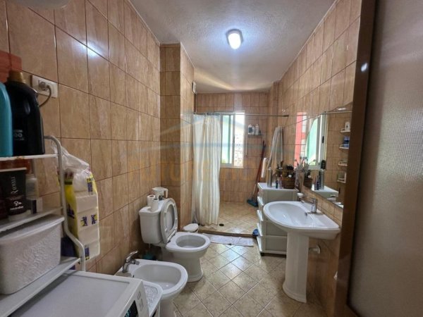 Tirane, shitet apartament 2+1+Ballkon Kati 8, 107 m² 198.000 € (Stacioni I trenit)