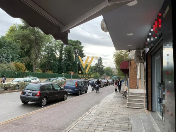 Tirane, jepet me qera dyqan Kati 0, 70 m² 1.200 € (RRUGA E DIBRES)