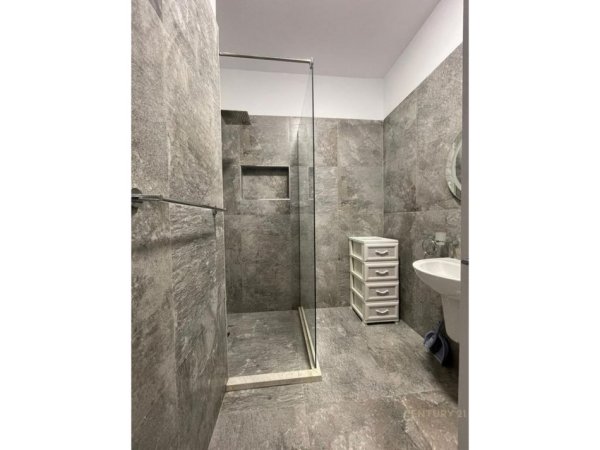 Tirane, jepet me qera apartament 1+1 Kati 10, 50 m² 700 € (Shkolla e Kuqe)