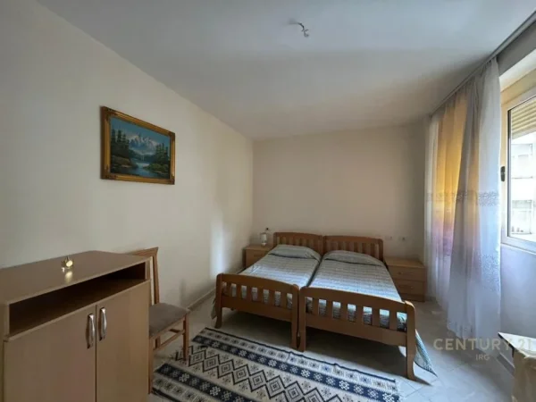 Tirane, jepet me qera apartament 2+1 Kati 2, 95 m² 900 € (Rr. e Kavajes)