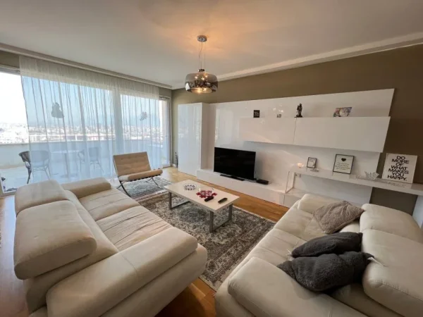 Tirane, shitet apartament 3+1+Ballkon , 185 m²