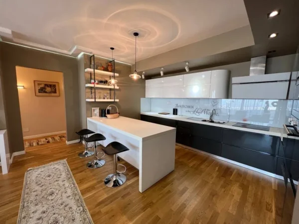 Tirane, shitet apartament 3+1+Ballkon , 185 m²