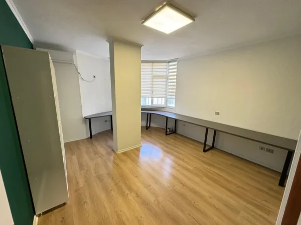 Tirane, jepet me qera zyre Kati 3, 72 m² 800 €